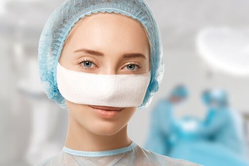 Bandaj fixat pe nas în timpul reabilitării după rinoplastie